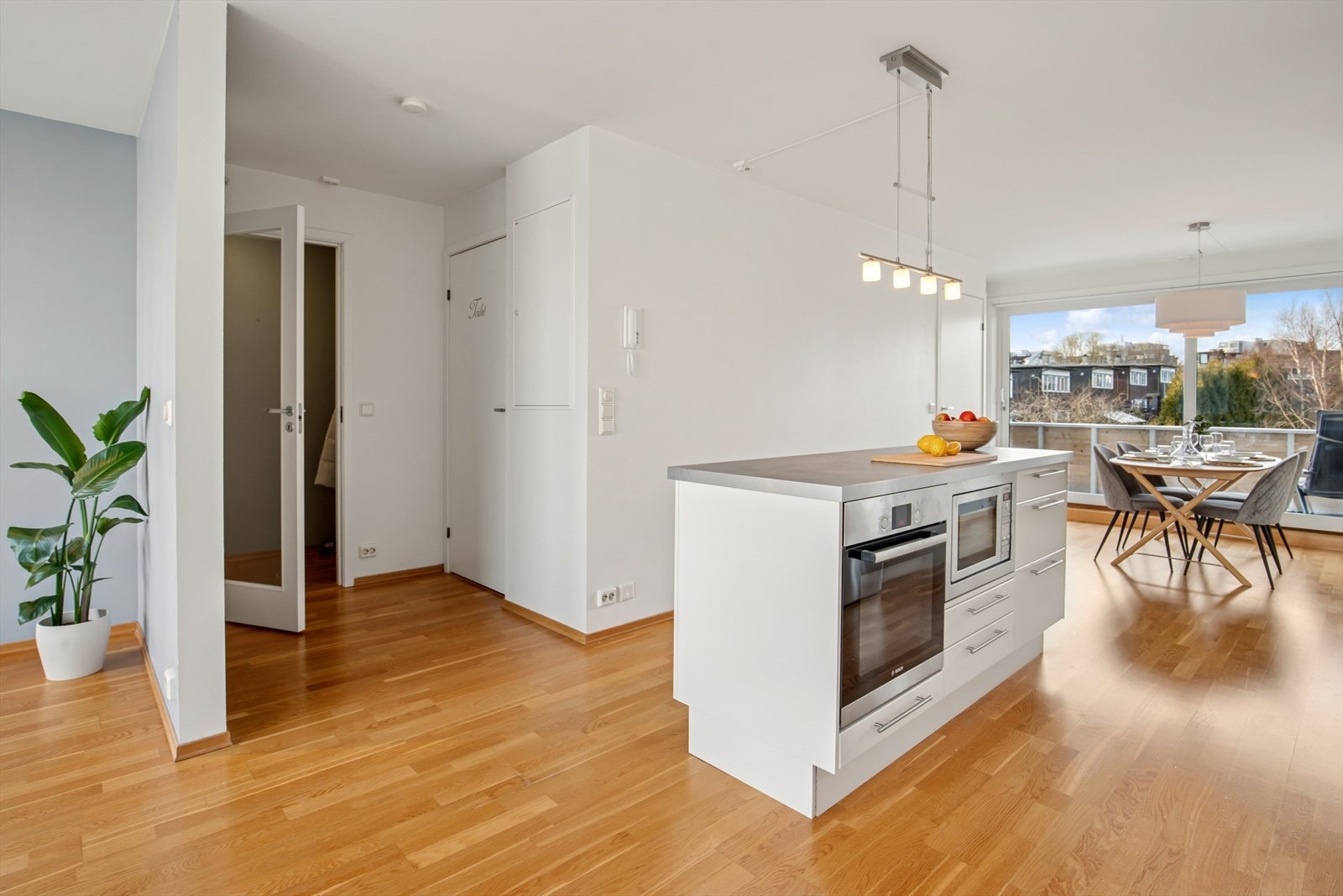 Kjøkkenet har en praktisk kjøkkenøy. Galleribilde