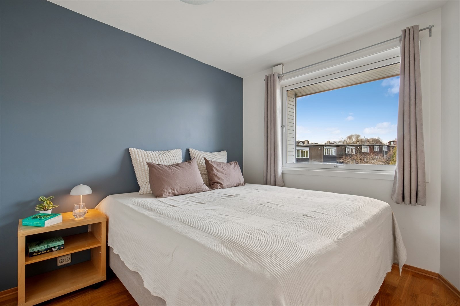 Leiligheten har et romslig soverom. Galleribilde