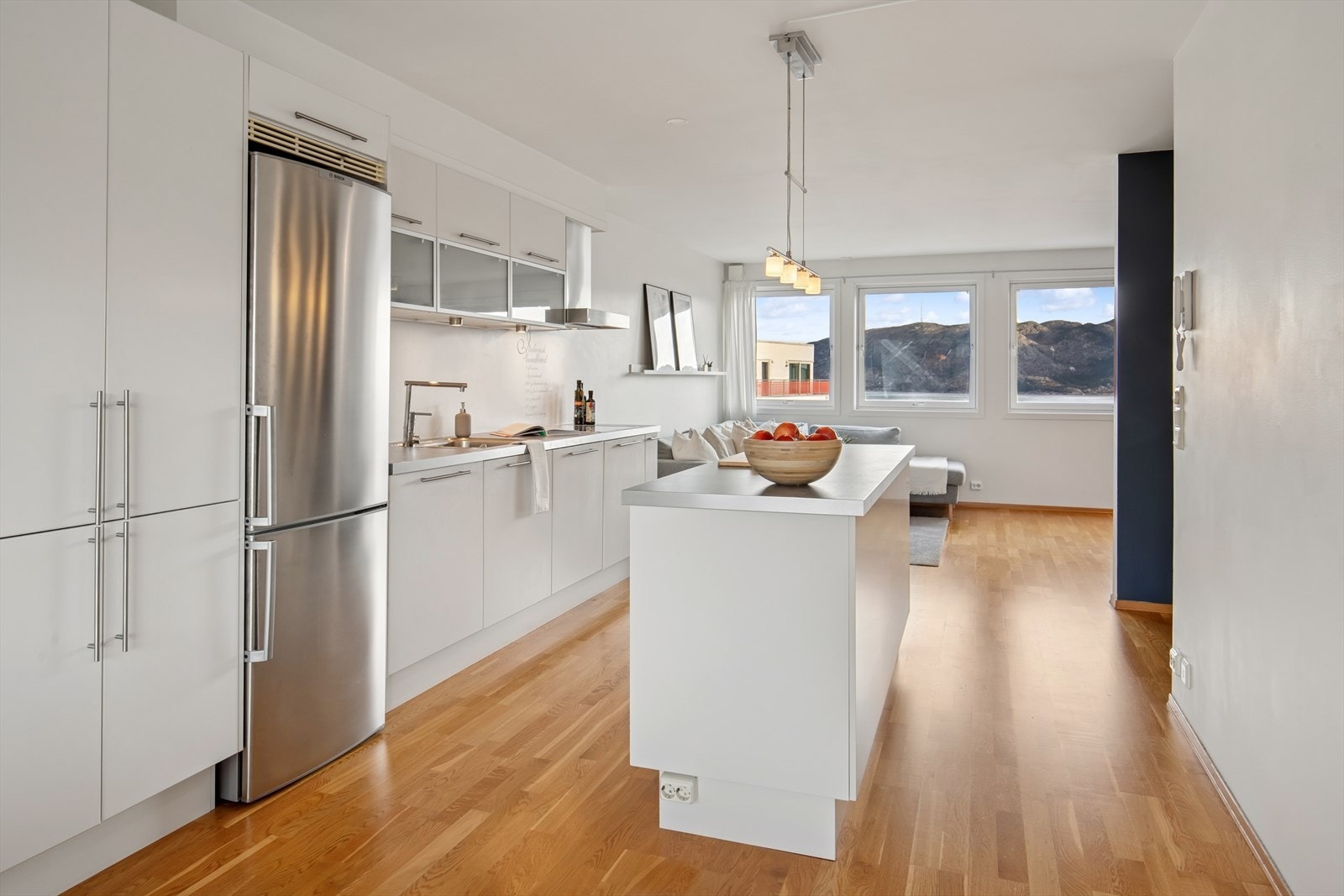 Leiligheten ligger meget fint til i byggets 5. etasje med gode solforhold og nydelig utsikt. Galleribilde