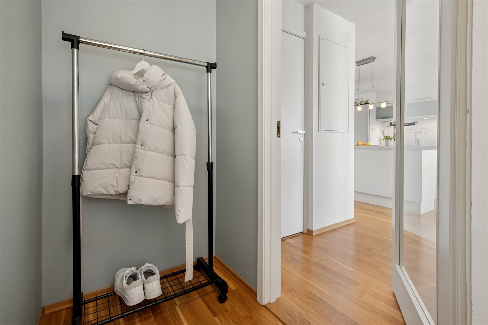 Hyggelig entré med plass til diverse oppbevaringsløsninger. Galleribilde