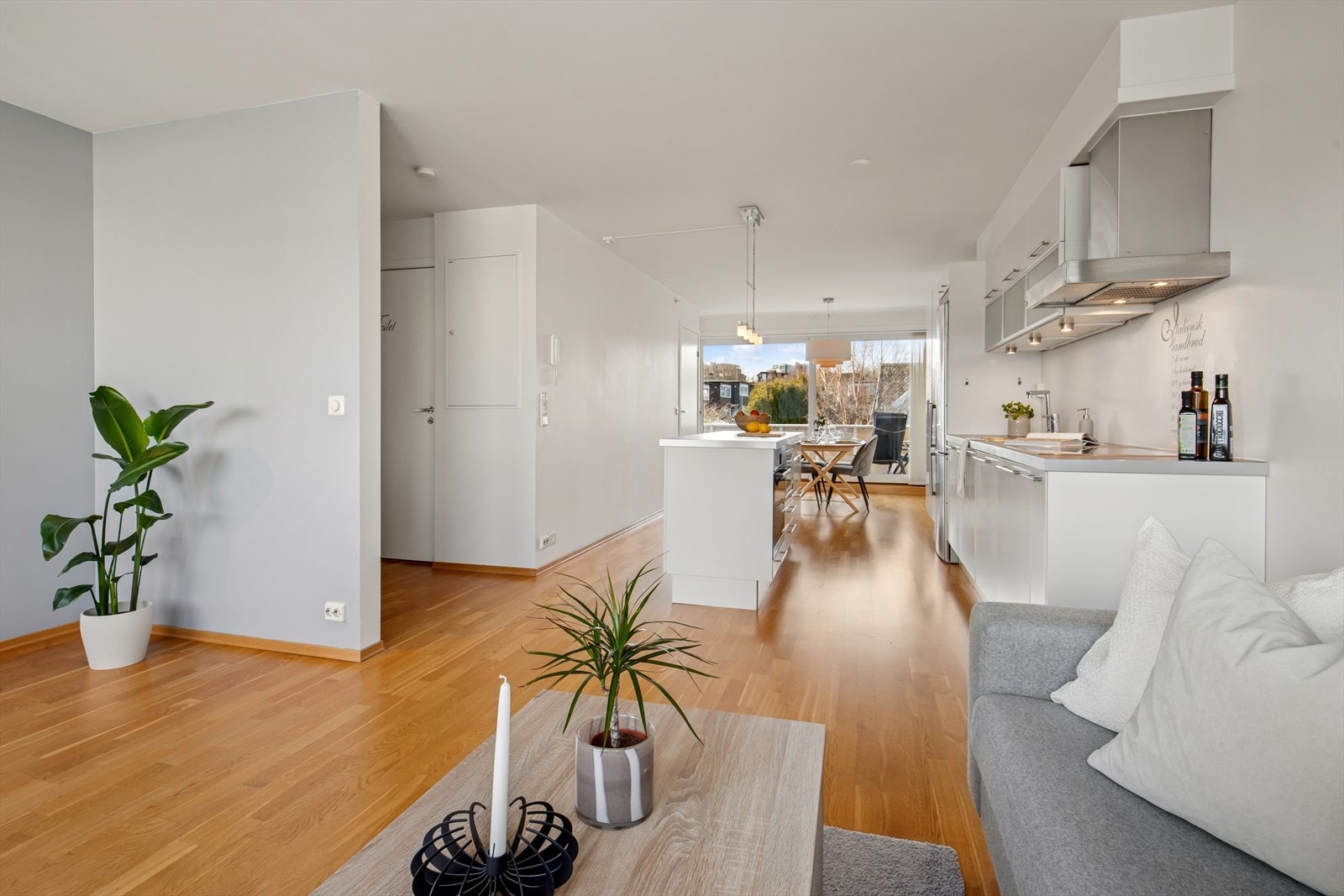 Lys og trivelig stue med store vindusflater som slipper inn rikelig med naturlig lys. Galleribilde