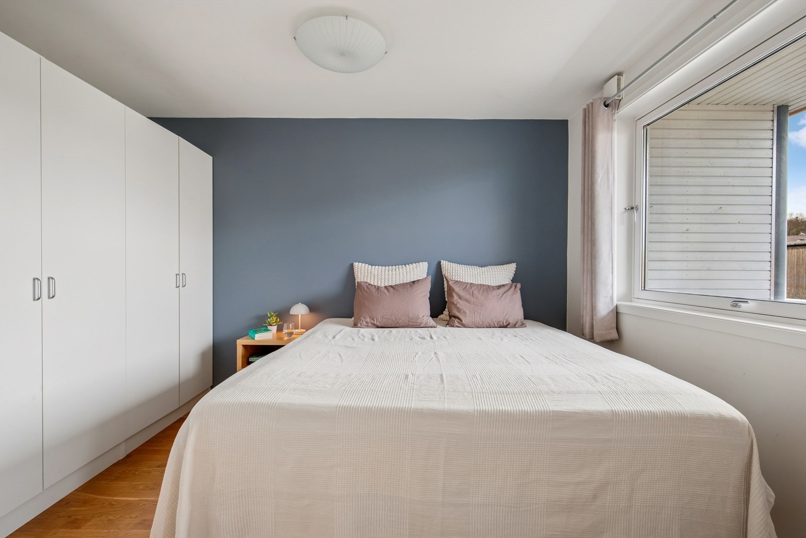 Soverommet er innredet med garderobeskap. Galleribilde