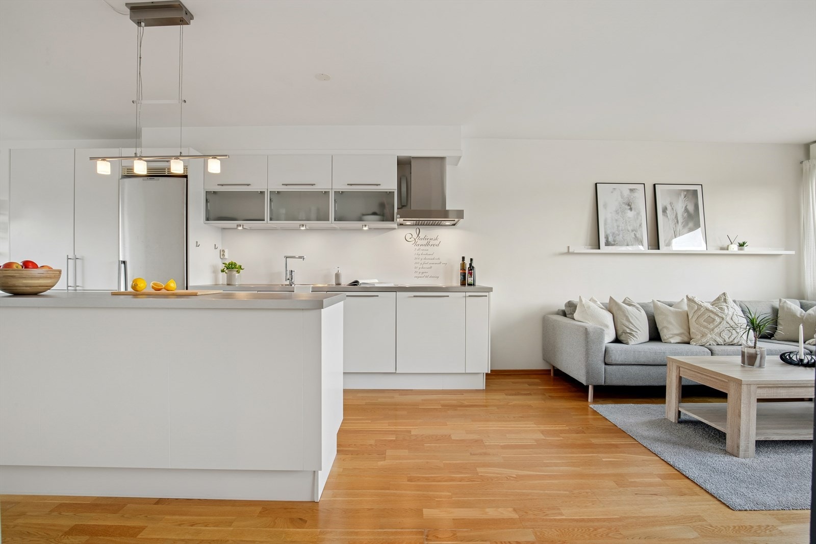 Pen kjøkkeninnredning med god skap- og benkeplass. Galleribilde