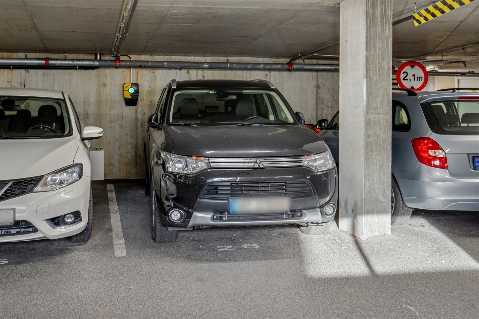 Fast garasjeplass med elbillader i felles garasjeanlegg. Galleribilde