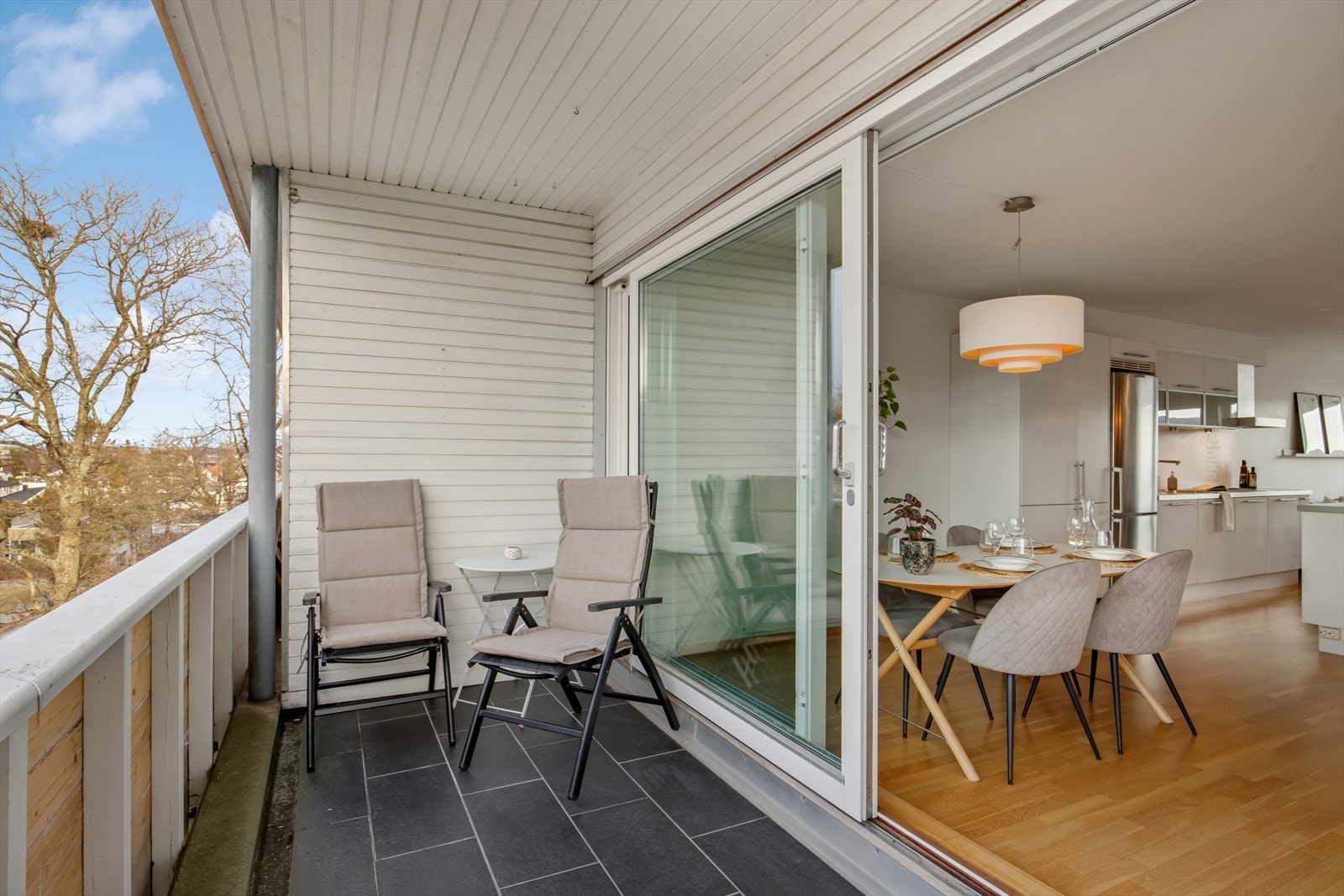 Balkongen fungerer som en naturlig forlengelse av stuen. Galleribilde