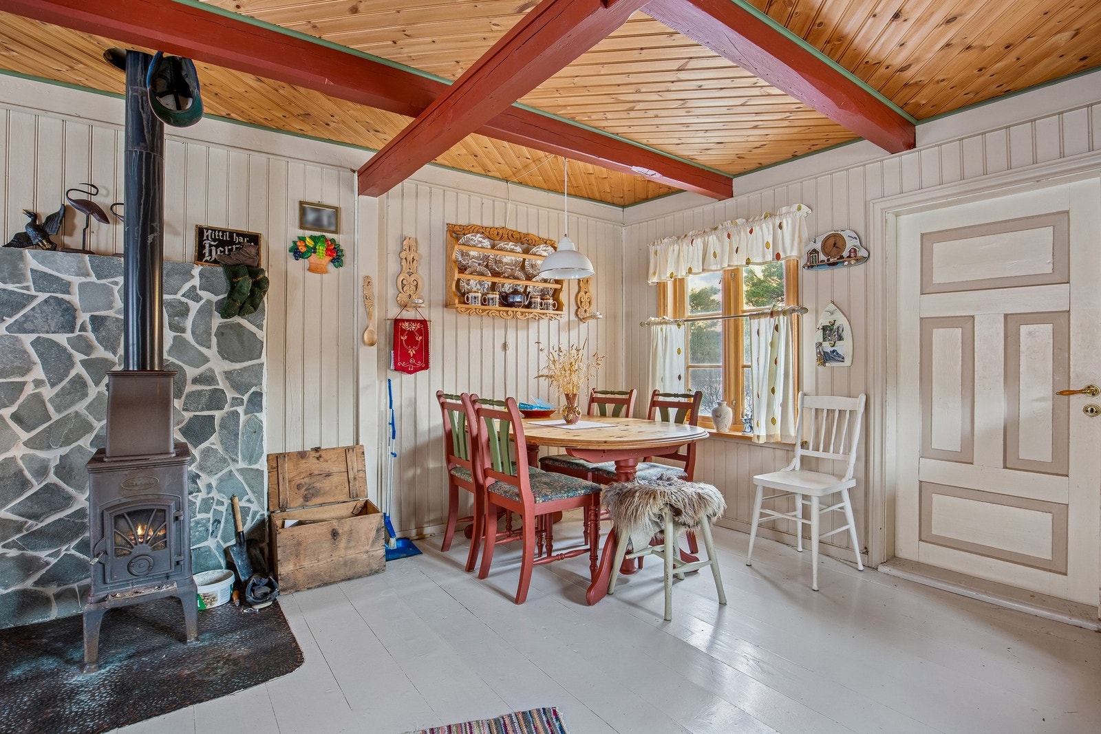 Kjøkken med spiseplass Galleribilde