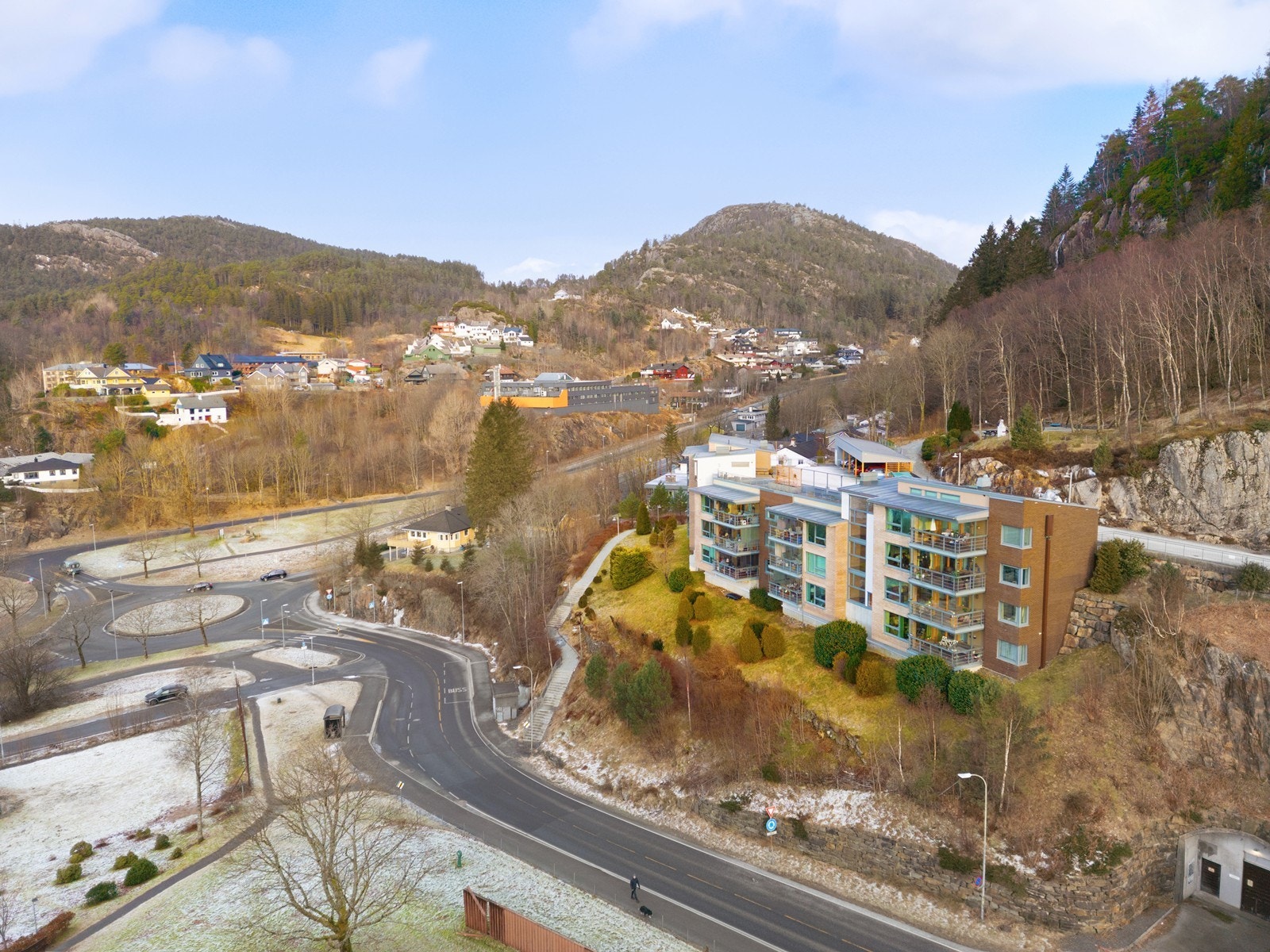 Fra leiligheten er det kun få minutters gange til alle fasiliteter og servicetilbud som nærområdet har å by på. Galleribilde