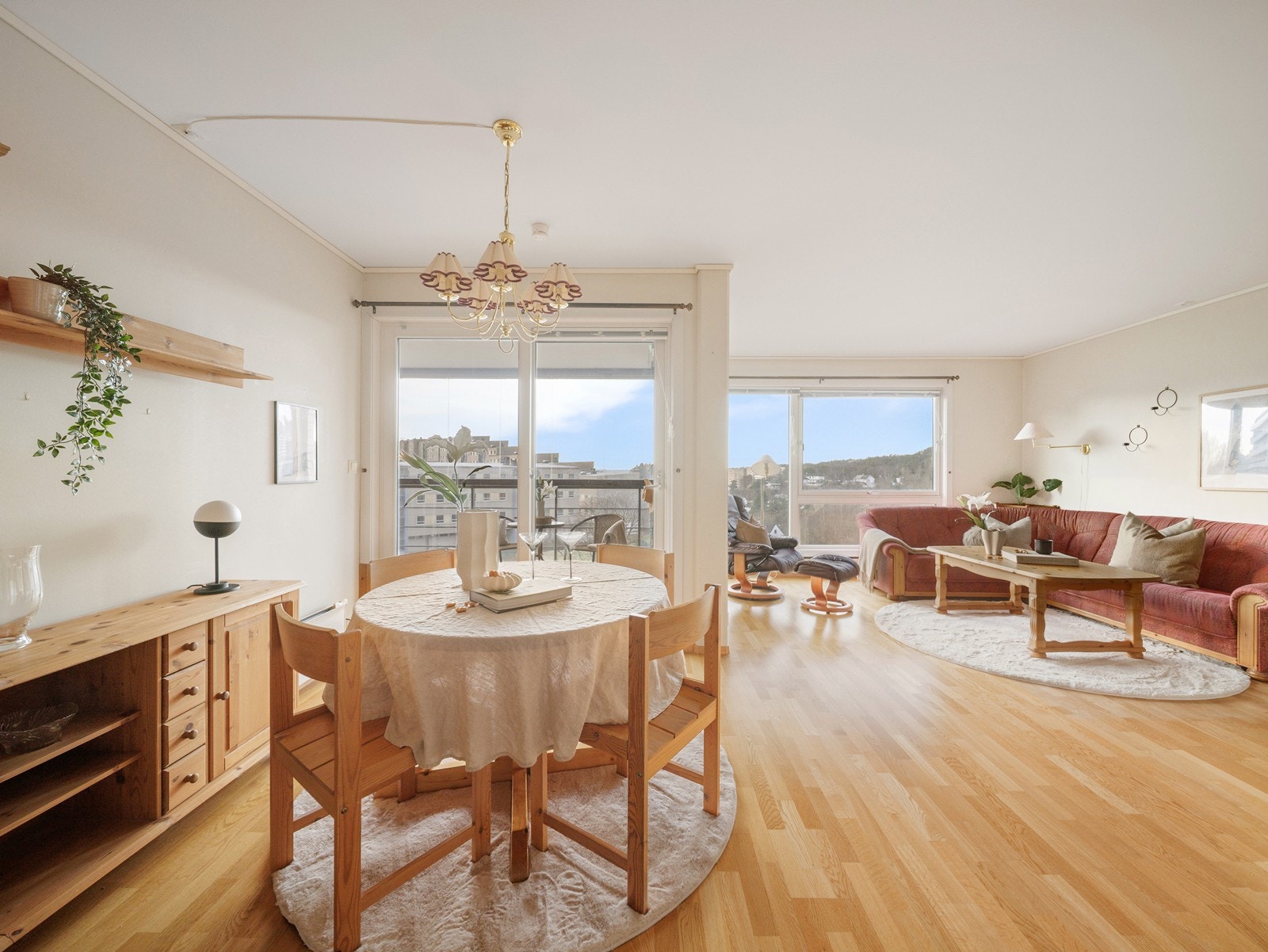 Velkommen inn! Store vindusflater sørger for at det slippes inn mye naturlig lys og bidrar til å skape en god romfølelse. Galleribilde