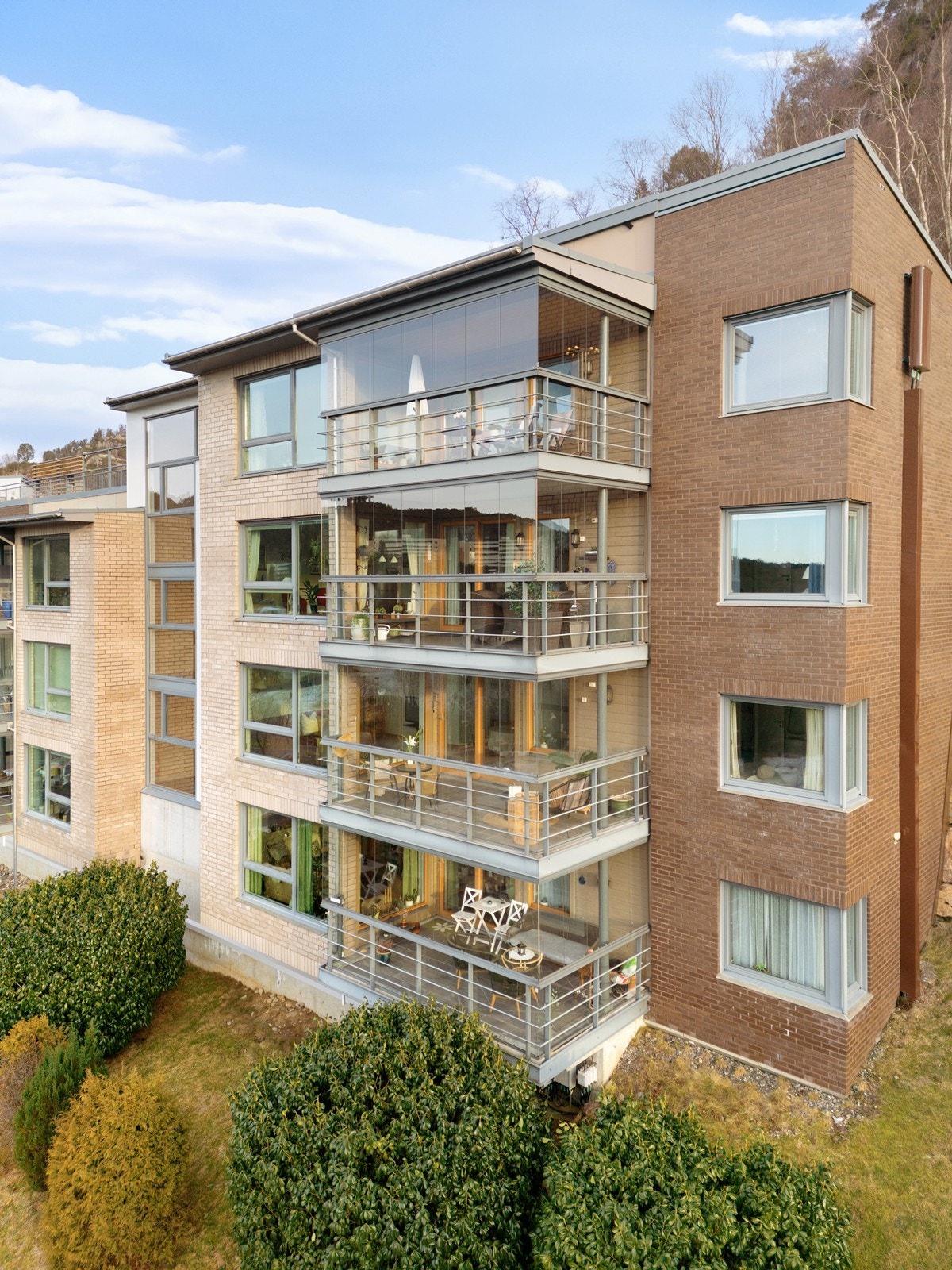 Leiligheten ligger fint plassert på hjørnet med vinduer i flere himmelretninger. Galleribilde