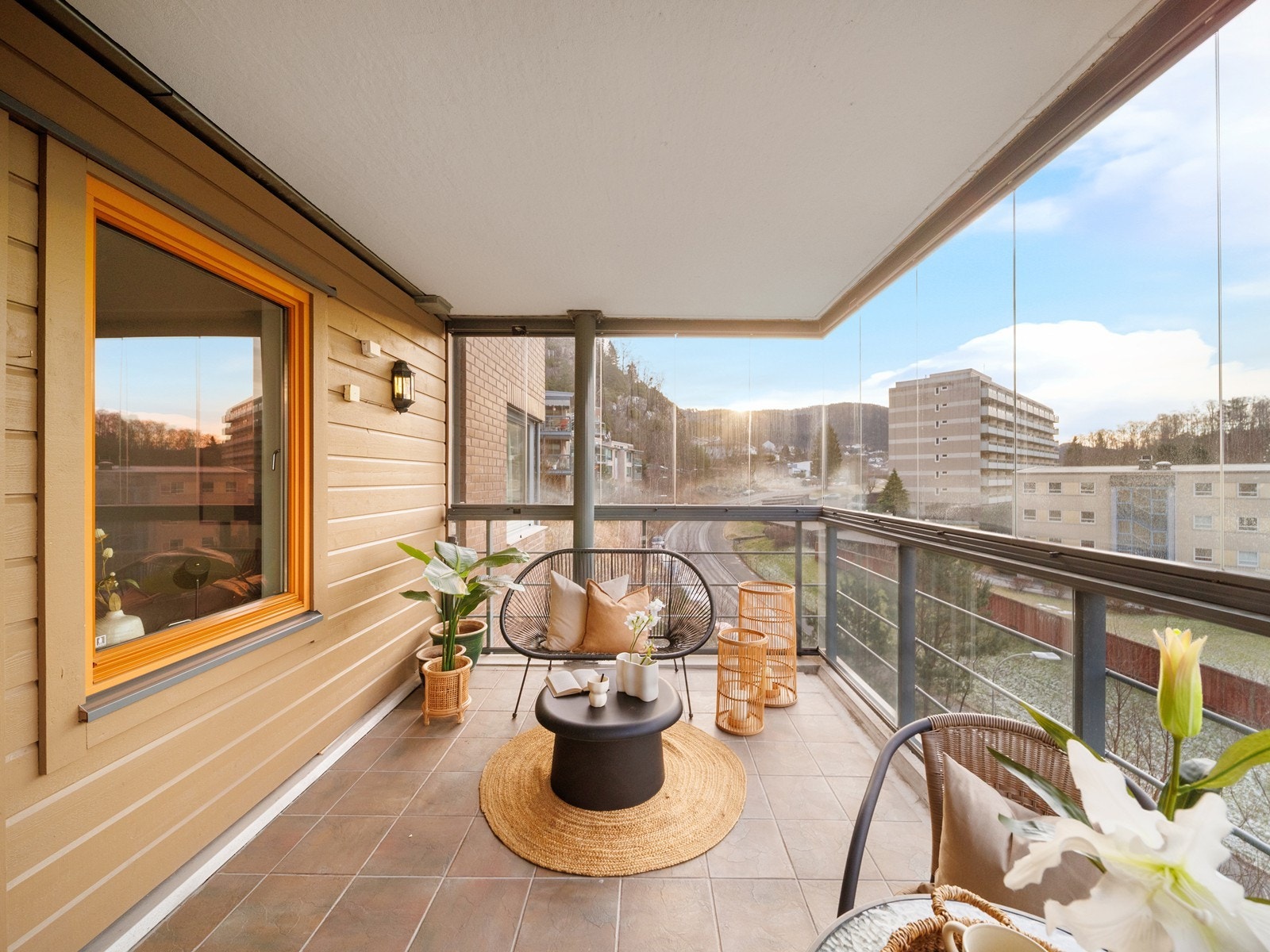 Fra stuen har du utgang til innglasset sørvestvendt balkong. Galleribilde