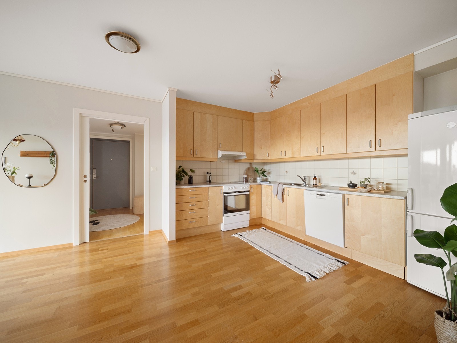 Her er det frittstående komfyr, kjøleskap og oppvaskmaskin. Galleribilde