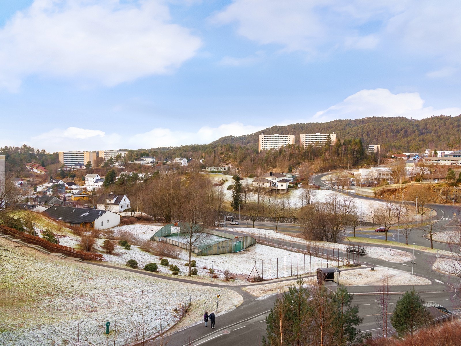 Det er også bussholdeplass med gode bussforbindelser like ved. Galleribilde