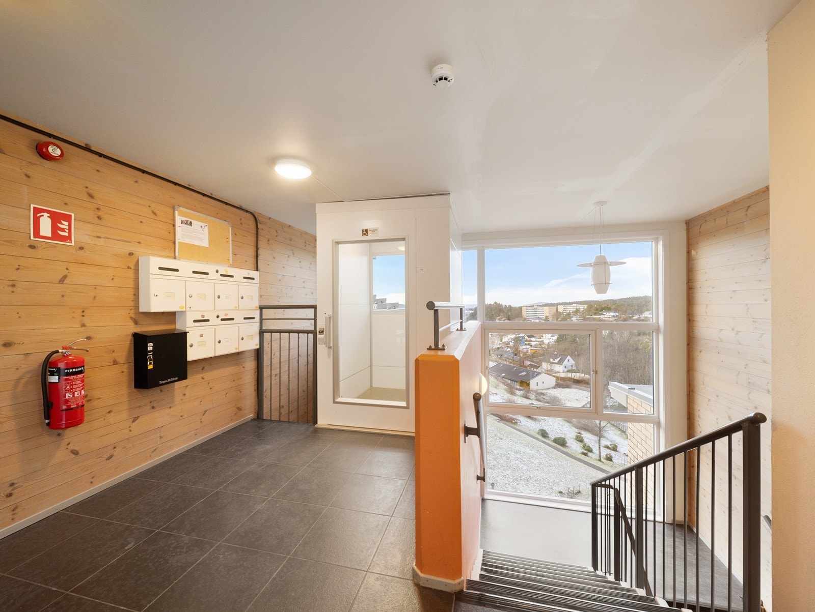 Det er heis i bygget og leiligheten disponerer ekstern bod i samme etasje. Galleribilde