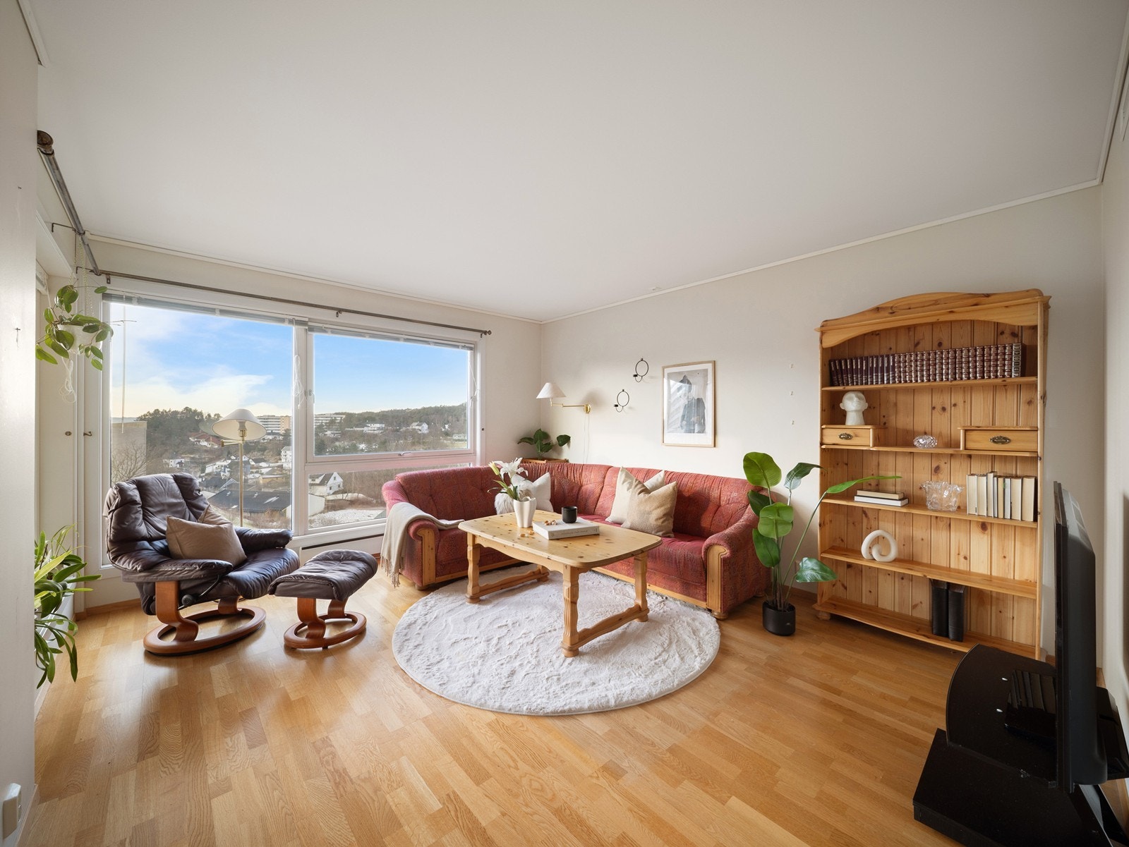 Stuen er romslig med god plass til både spisebord og sofagruppe. Galleribilde