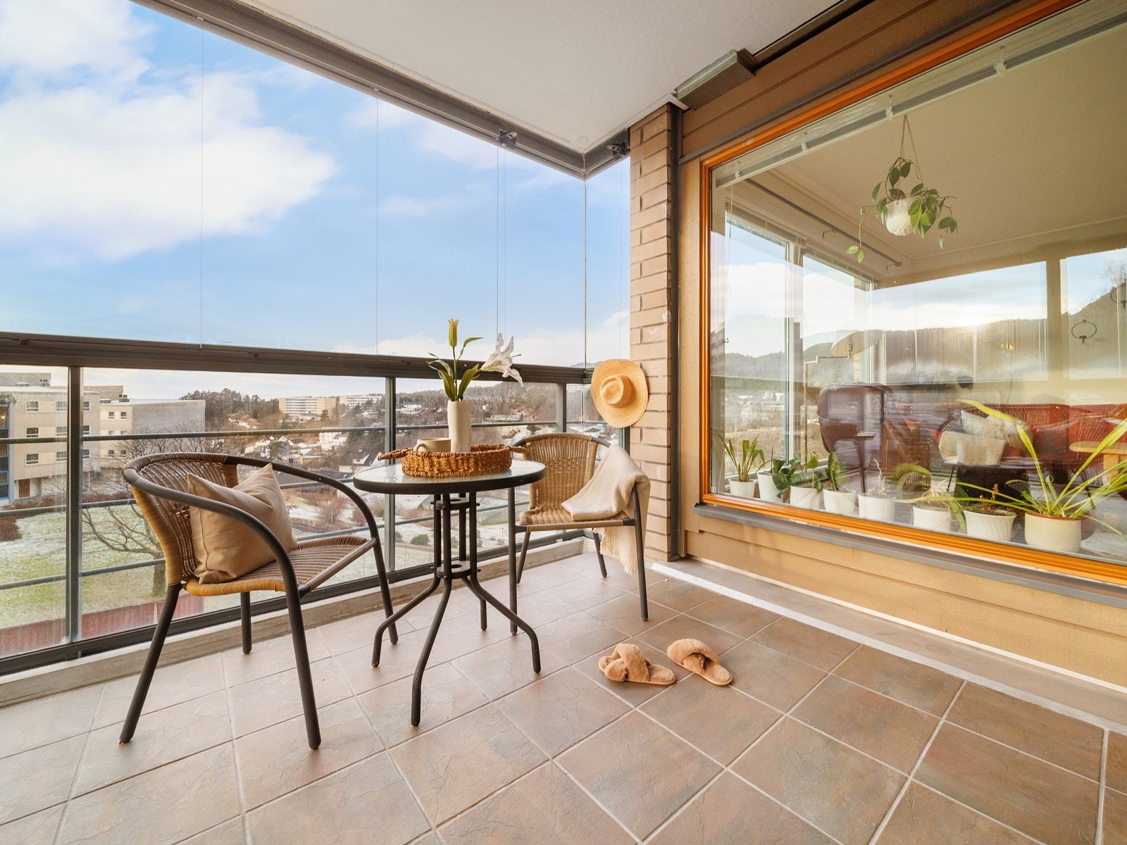 Balkongen har god plass til ønsket møblement og måler 13 m². Galleribilde