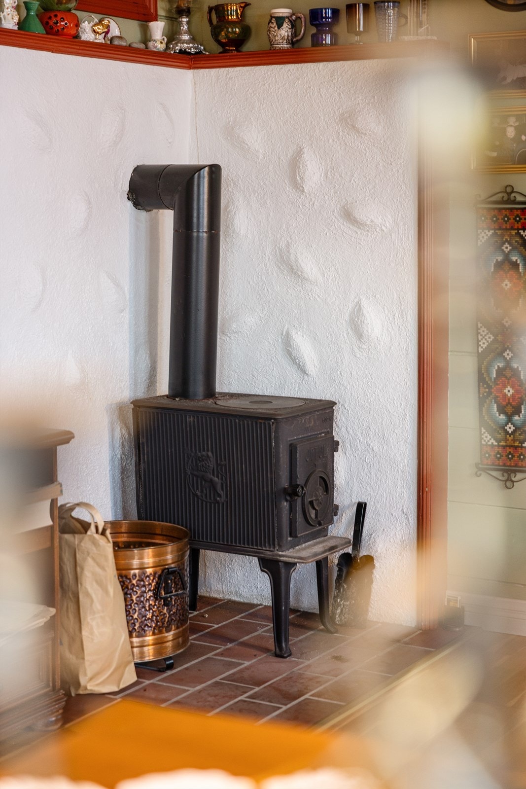 Koselig vedovn som gir en lun og varm atmosfære Galleribilde