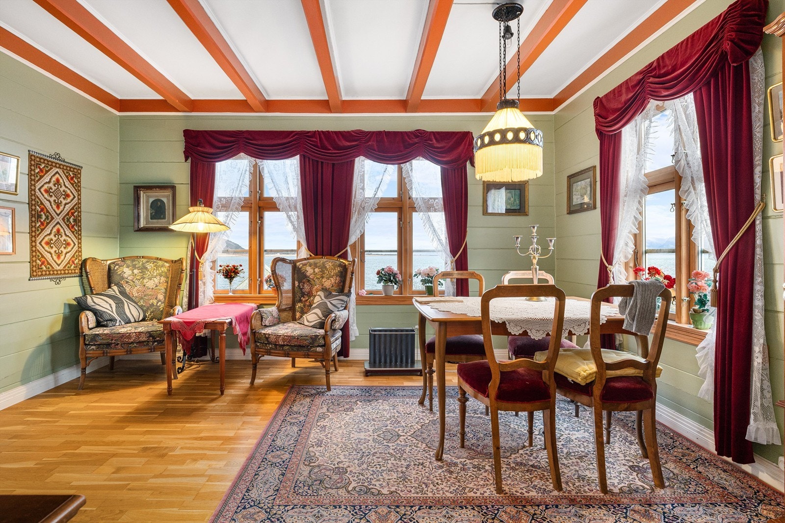 Koselig stue med sjarm, store vinduer og flott lysinnslipp Galleribilde