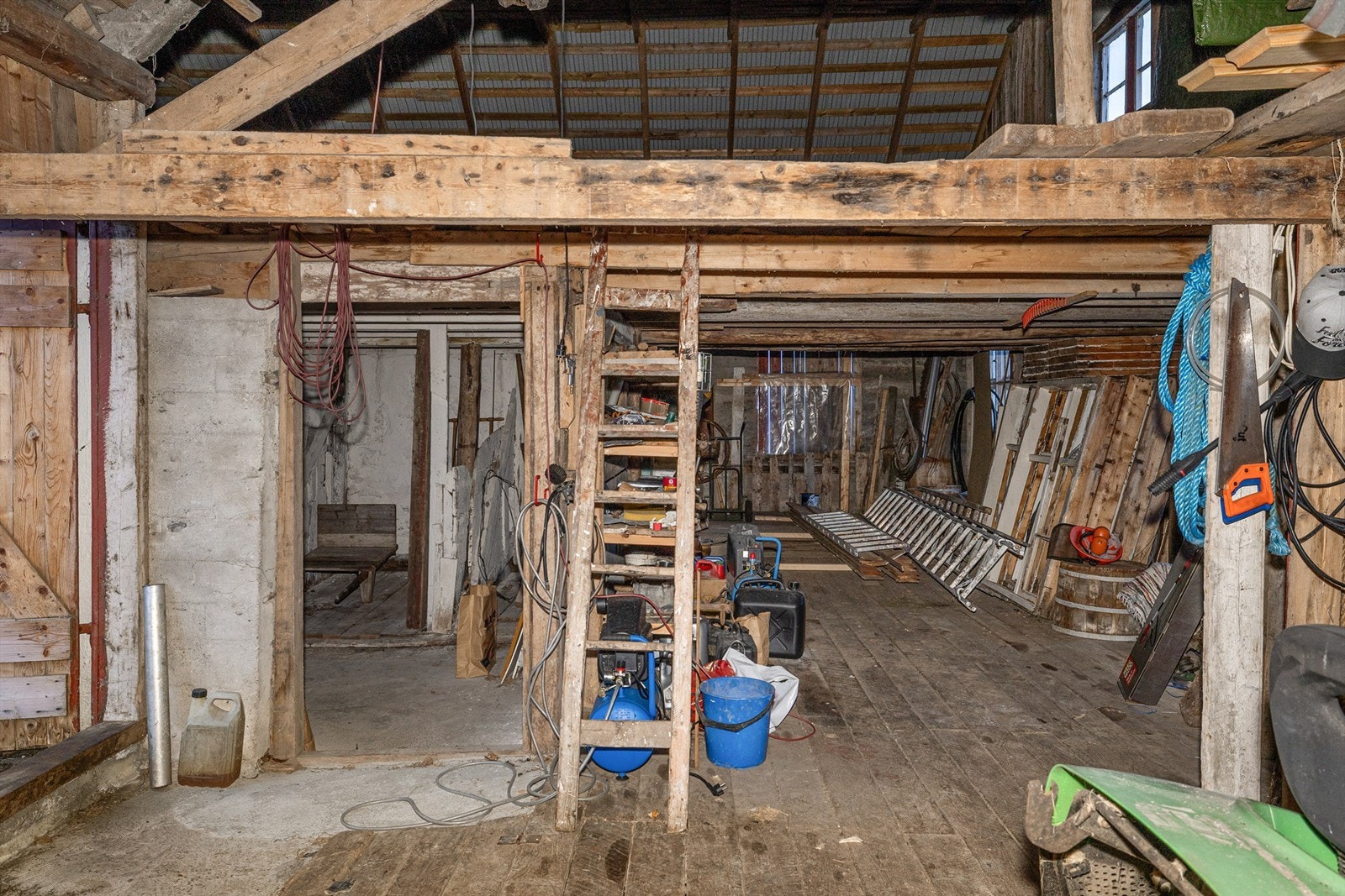 Innvendig i løe Galleribilde