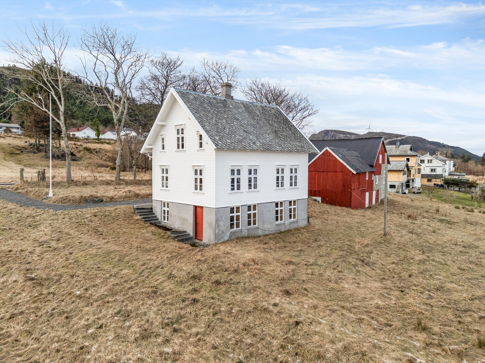 Sjarmerende eiendom med landlig beliggenhet, omringet av natur Galleribilde