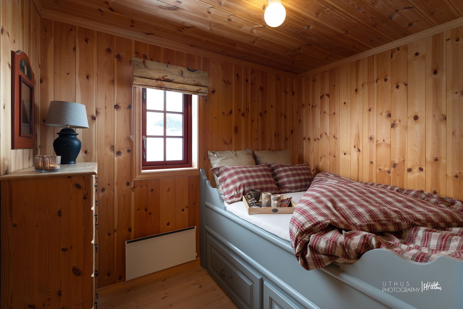 Soverom to har herregårdsseng og gode lagringsmuligheter Galleribilde