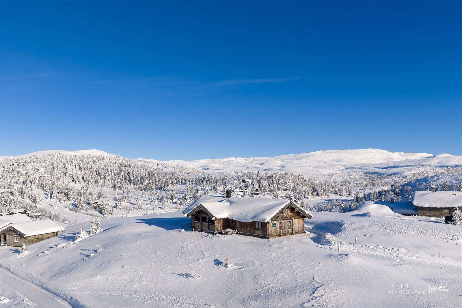 Hytta troner som en perle over Sandvasseterområdet i Eggedal Galleribilde