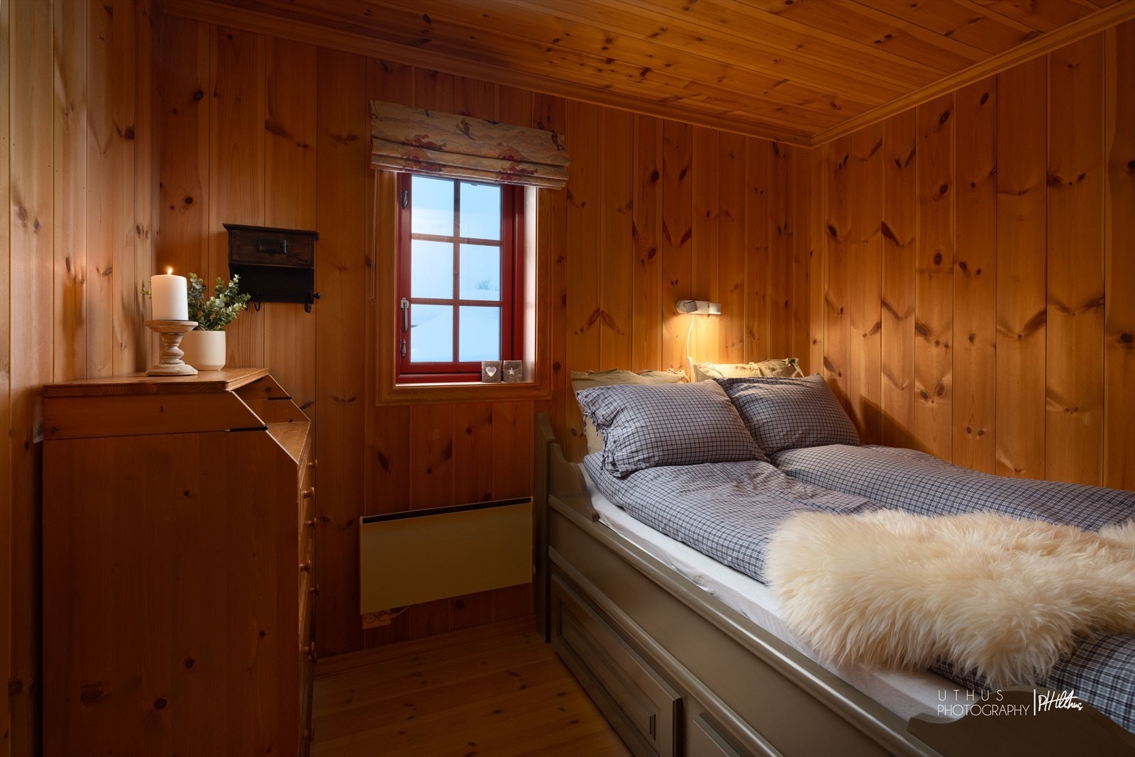 Soverom tre har herregårdsseng og gode lagringsmuligheter Galleribilde