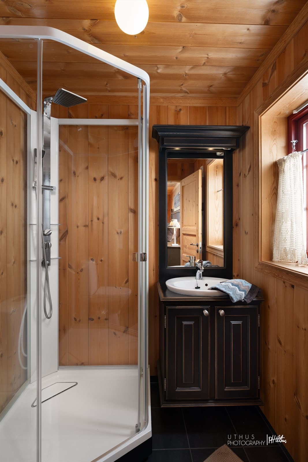 Bad med innredning fra Kistefoss og dusjkabinett Galleribilde