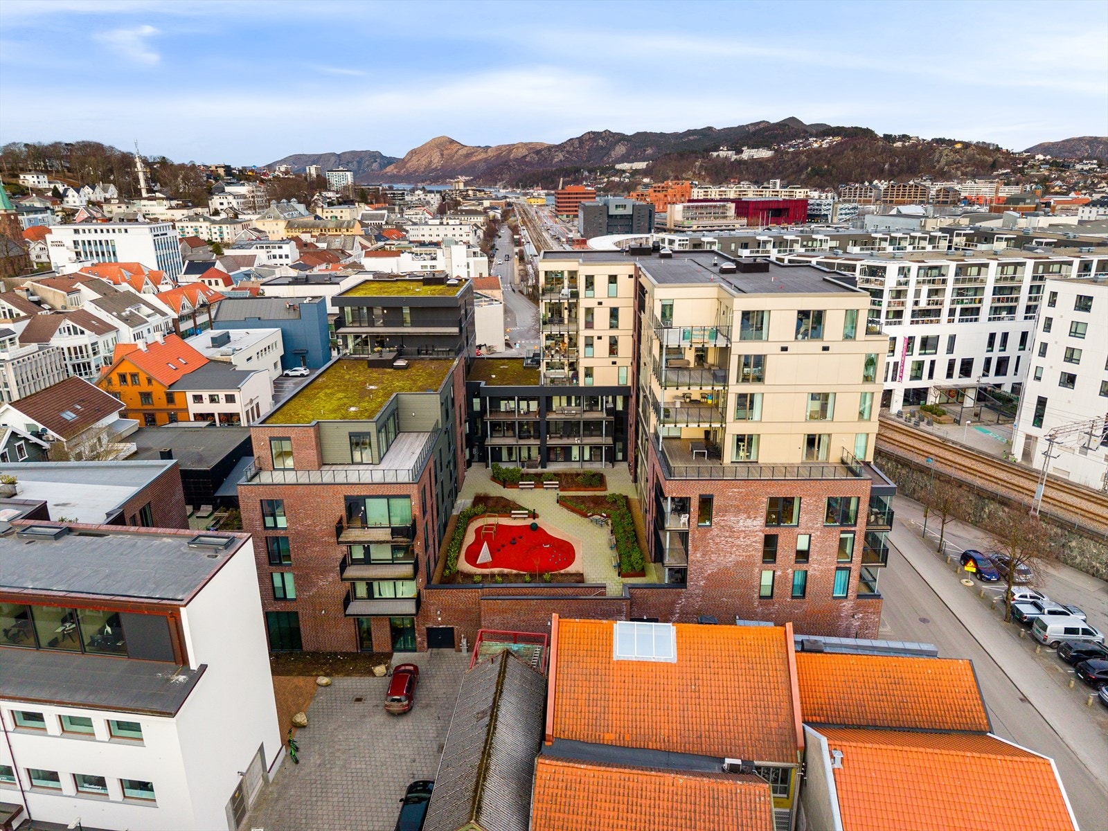 Attraktiv beliggenhet midt i Sandnes sentrum. Her har du byen for dine føtter, Langgata like ved og dagligvarebutikk en kort spasertur unna. Galleribilde