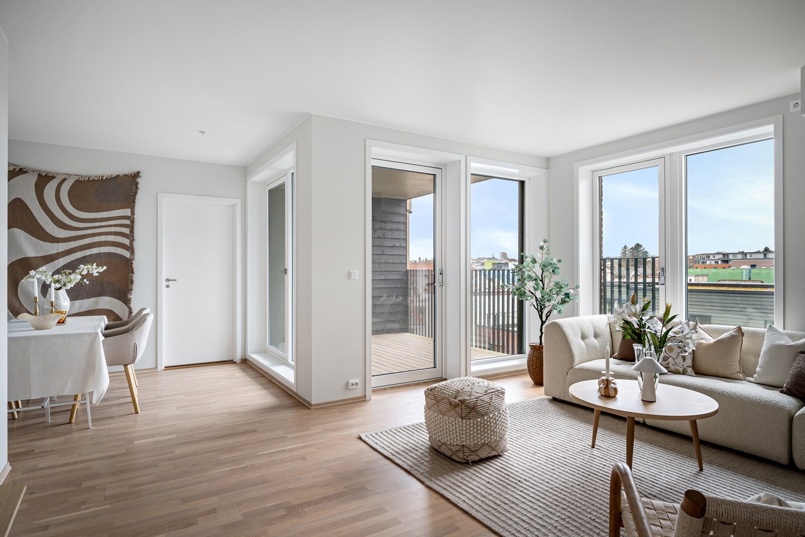 Leilighetens stue fremstår som lys og trivelig med gode vindusflater som slipper inn mye naturlig lys som er med på å skape en god romfølelse og atmosfære. Galleribilde