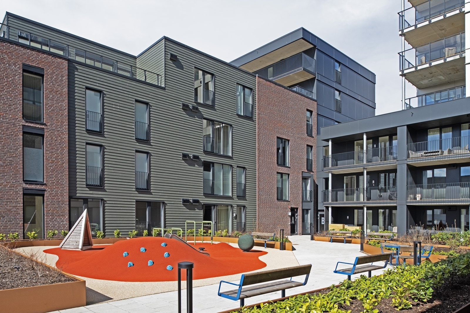 Området mellom bygningene i atriumet er felles uteområde for leilighetene. Galleribilde