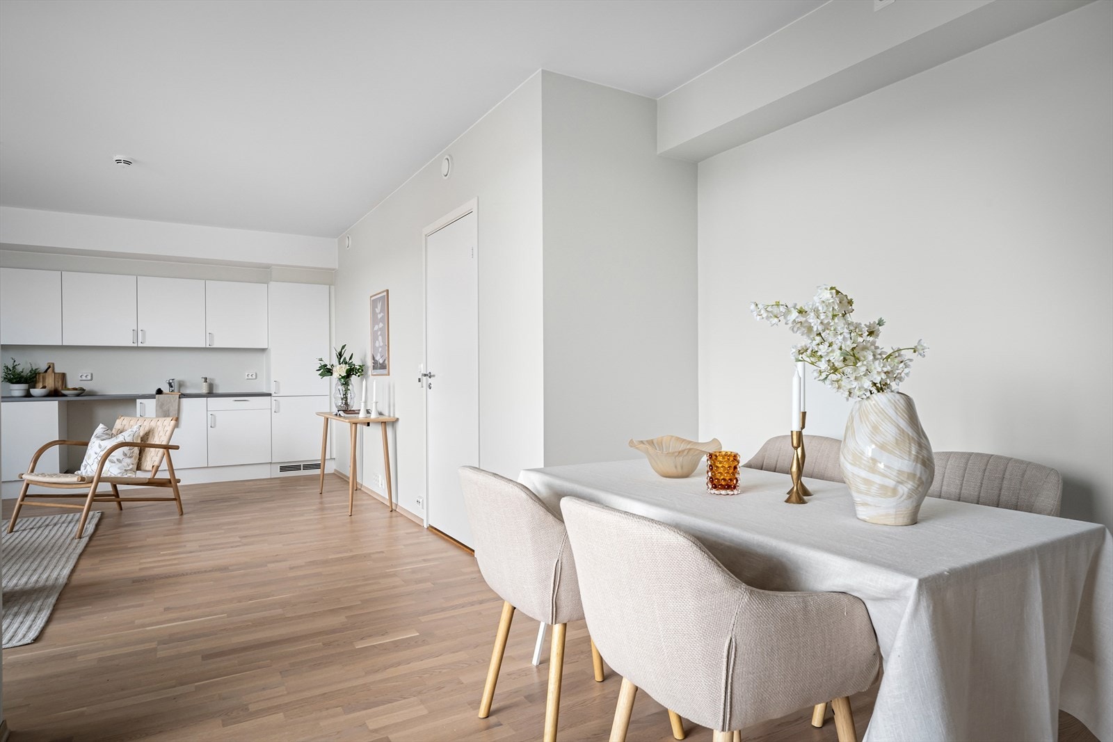 Stue/kjøkken hvor man har plass til både spisebord og sofa, en perfekt plass til å nyte gode stunder med familie og venner. Galleribilde