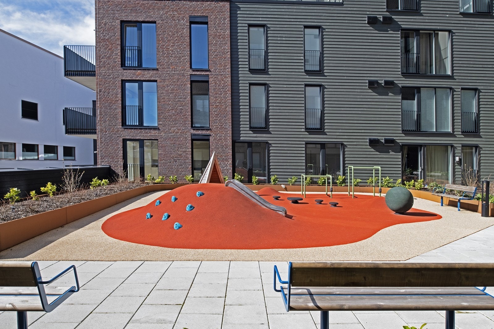 Her er det etablert lekeplass og sitteplasser. Pent beplantet med diverse busker m.m. Galleribilde