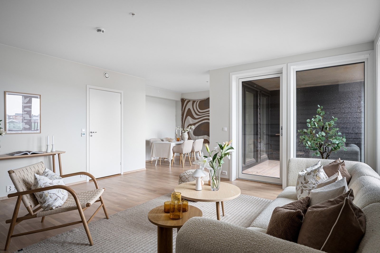 Stue/kjøkken hvor man har plass til både spisebord og sofa, en perfekt plass til å nyte gode stunder med familie og venner. Galleribilde