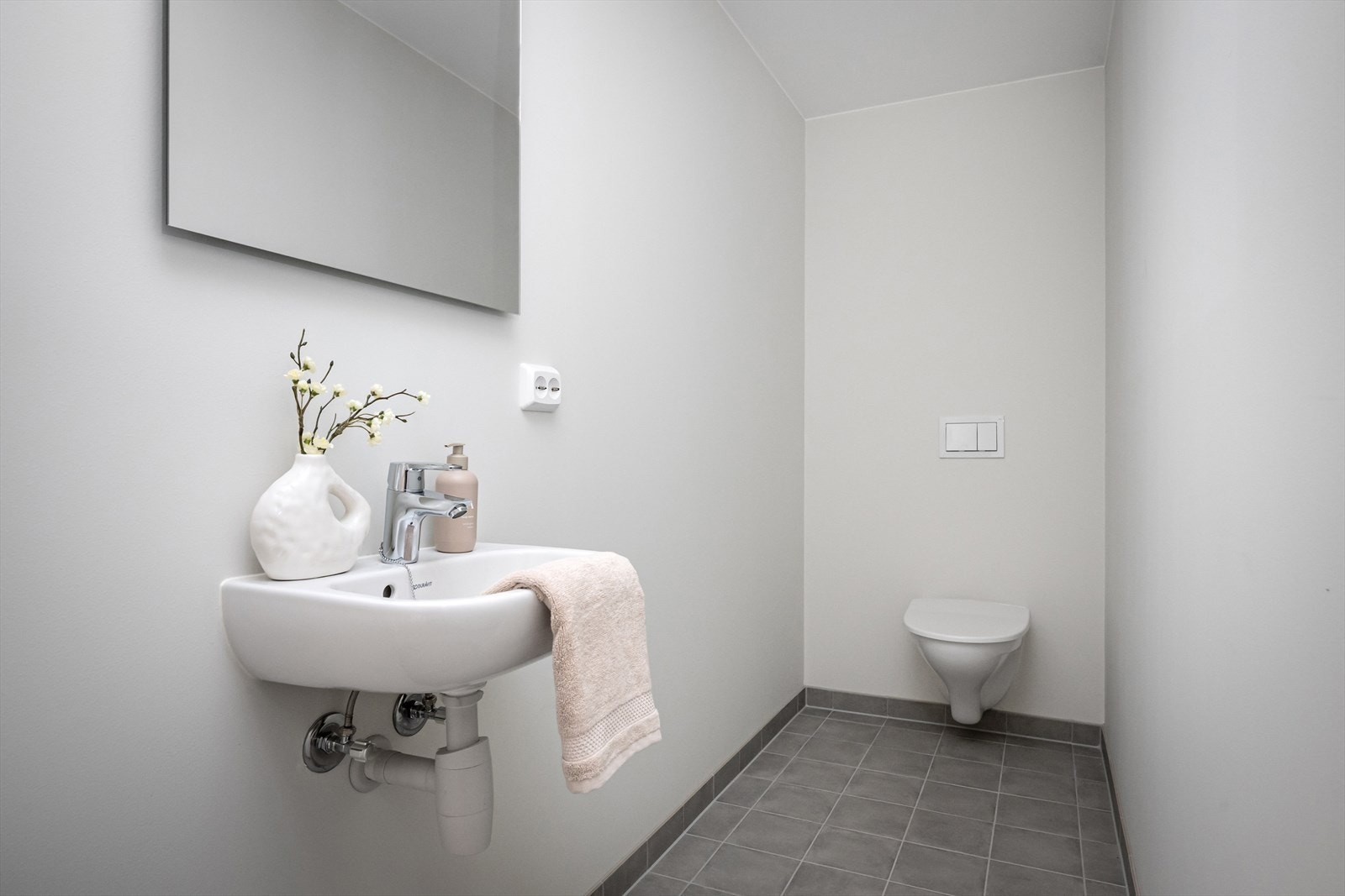 I direkte tilknytting til gang har man et praktisk plassert toalettrom, som er perfekt om man har gjester på besøk. Galleribilde