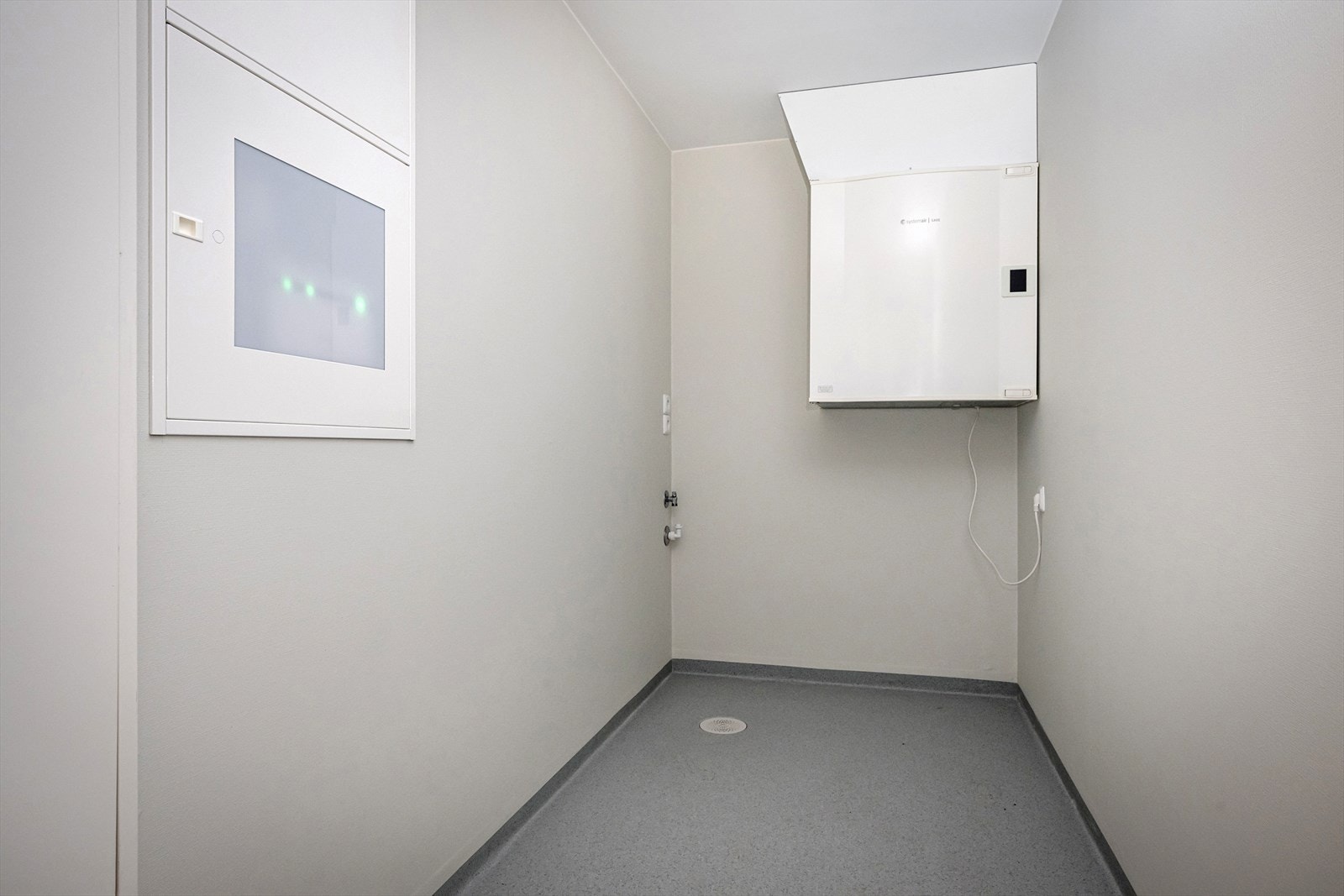 Eget vaskerom bod/med opplegg for vaskemaskin/tørketrommel som også er perfekt for lagring/oppbevaring. Galleribilde