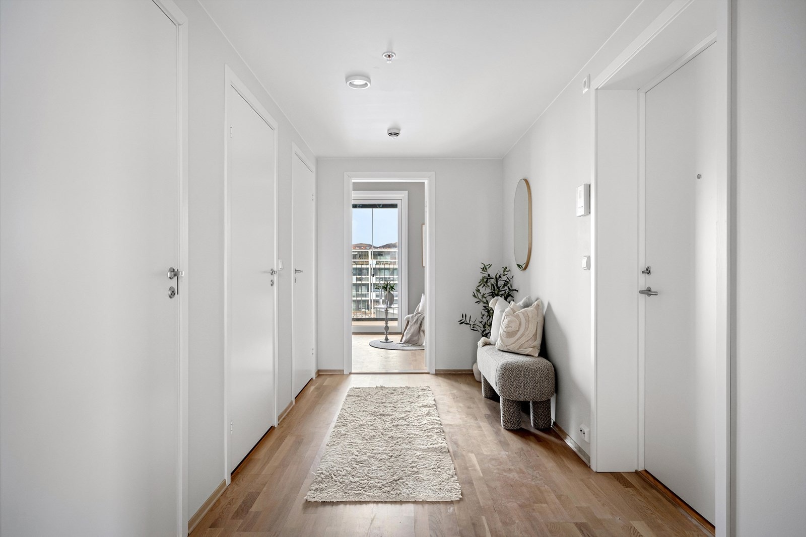 Entré/gang med plass til å henge fra seg både klær og sko. Galleribilde