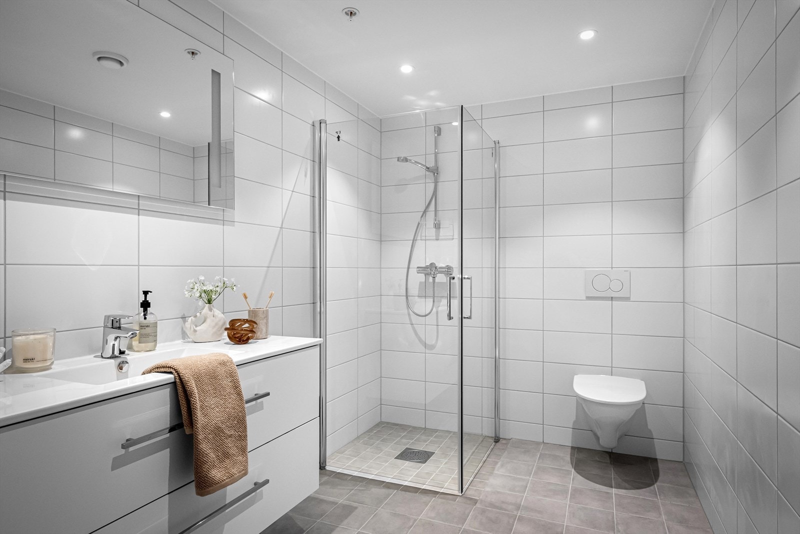 Badet fremstår som arealeffektivt med baderomsinnredning i hvit utførelse. Galleribilde