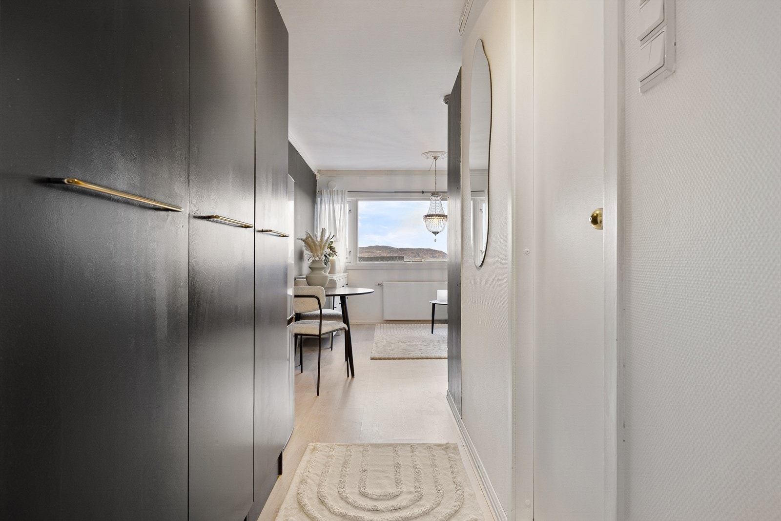 Leiligheten disponerer en egen bod i kjeller. I kjeller er det også et eget vaskerom som kan benyttes av alle beboere i borettslaget. Galleribilde