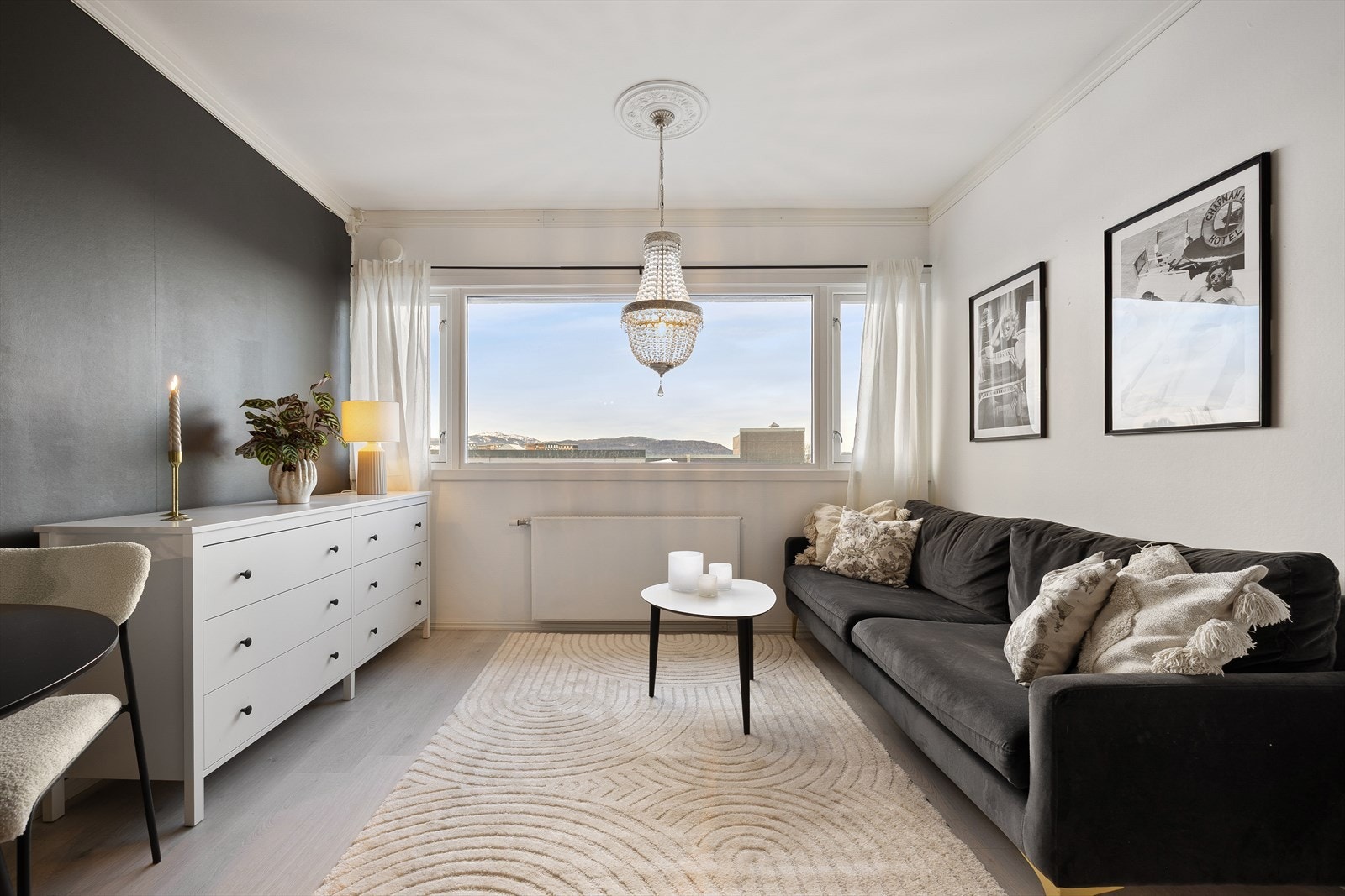 Store vindusflater mot vest sørger for godt med naturlig lysinnslipp, noe som gir boligen en god romfølelse. Boligens samlingspunkt inkluderer stue og kjøkken i en åpen løsning på 18 m². Galleribilde