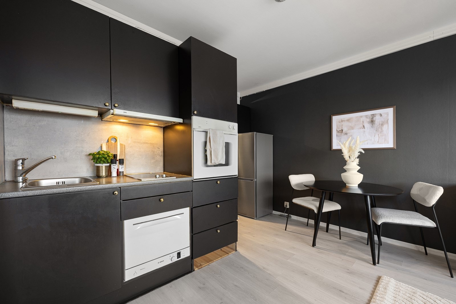 Store vindusflater mot vest sørger for godt med naturlig lysinnslipp, noe som gir boligen en god romfølelse. Galleribilde