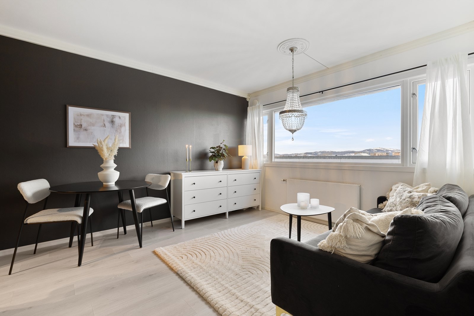 Takstmann har gjennomført en tilstandsvurdering i anledning salg, og har gitt de fleste punkter i rapporten tilstandsgrad 1. Trygt og forutsigbart for en ny kjøper som kan flytte rett inn. Galleribilde