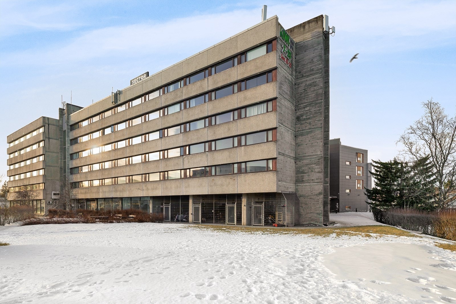 Det er gode parkeringsmuligheter i borettslaget hvor både beboere og besøkende kan parkere på ledige plasser. Styret har nylig etablert 10 stk elbilladere som kan benyttes gjennom abonnement hos Aneo. Utendørs har man også tilgang til en stor sykkelbod. Galleribilde