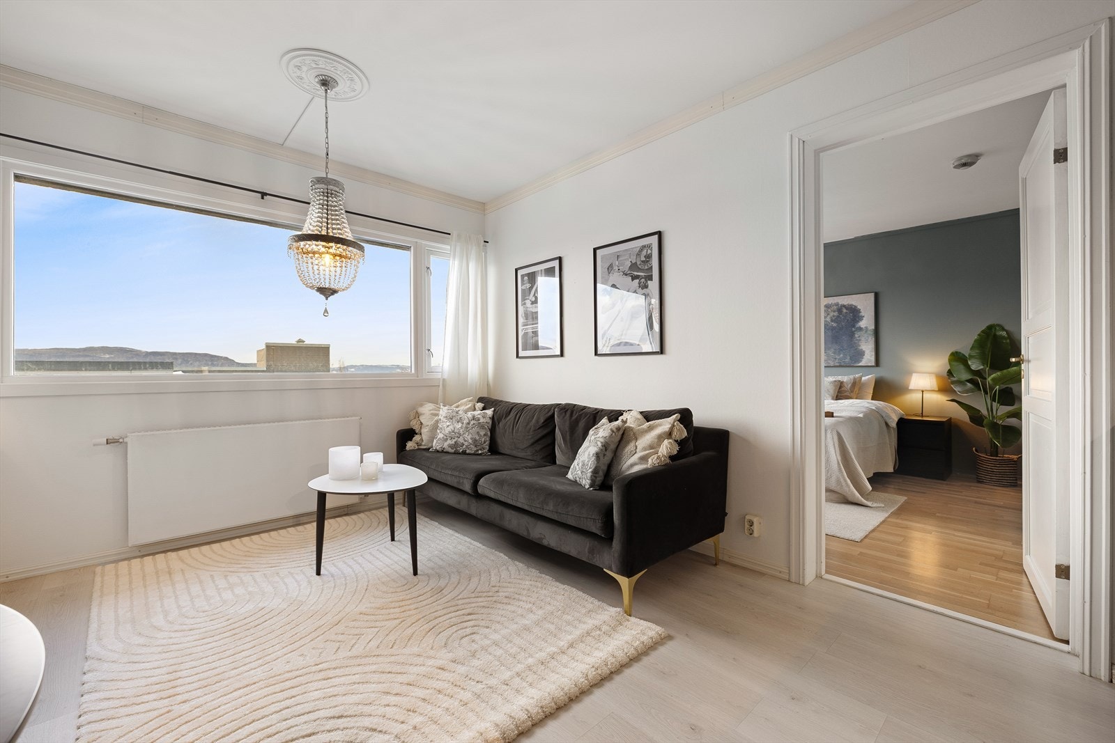 Allrommet lar seg enkelt innrede med en sofagruppe, TV-vegg, spisebord og tilhørende møblement. Selger opplyser om at det i 2020 ble lagt nytt gulv på stue og kjøkken. Galleribilde