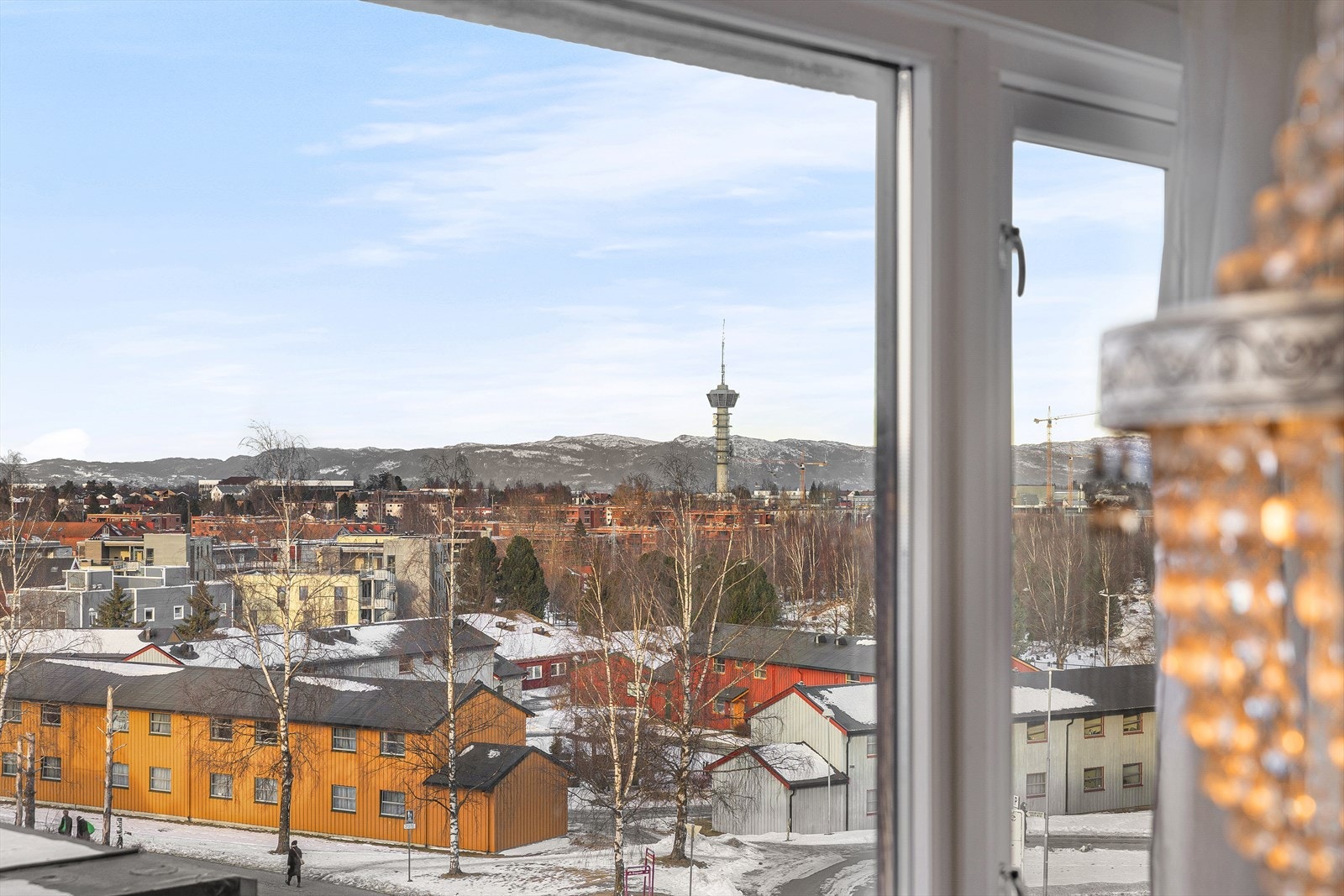 Selger opplyser om et rolig og hyggelig nabolag med lite støy fra omgivelsene rundt. Beliggenheten i 5. etasje med god utsikt over Trondheim by, heisadkomst, og en lettstelt leilighet er noen av kvalitetene nåværende eier har satt mest pris på. Galleribilde