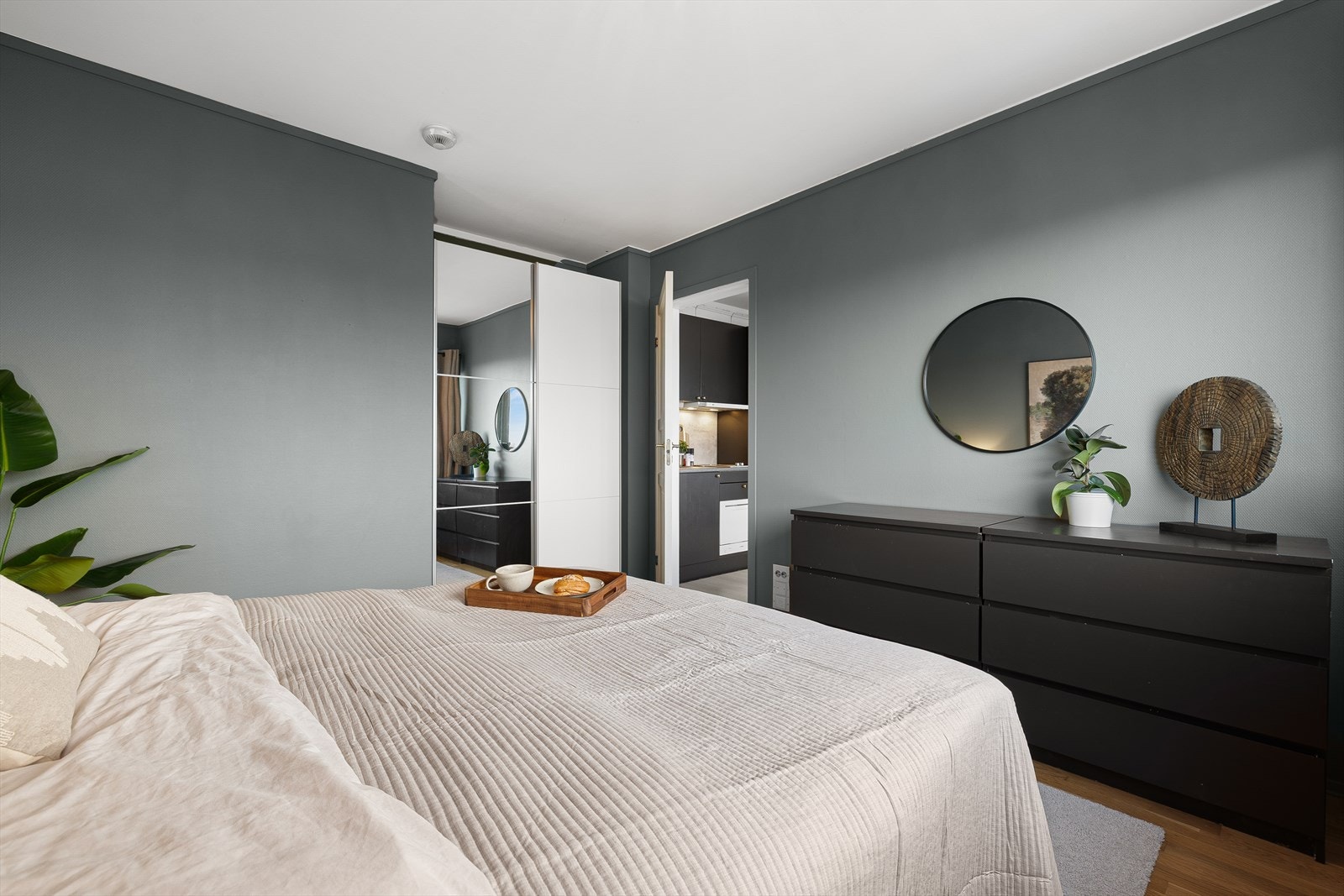 Soverommet som er oppmalt i en moderne grønn fargetone fremstår svalt. De moderne veggflatene gjennom boligen gjør det enkelt for ny eier å sette sitte eget preg på interiøret. Galleribilde