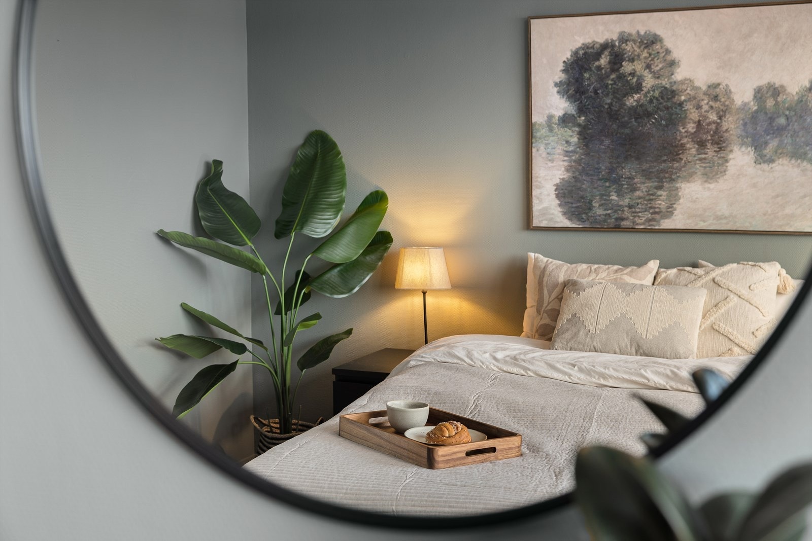 Boligen er koblet til fjernvarmeanlegg, med radiator på soverom og stue, hvor fjernvarmen enkelt kan reguleres etter eget behov. Galleribilde