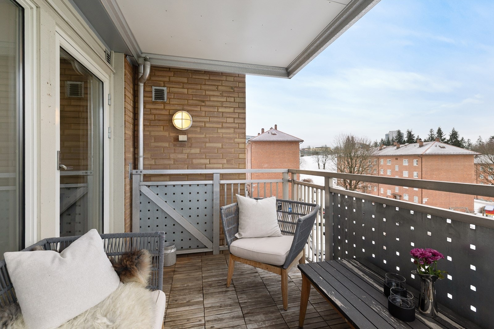 Her kan du nyte sol fra morgen til kveld om sommeren og godt med dagslys på vinterstid når solen står oppe. Galleribilde