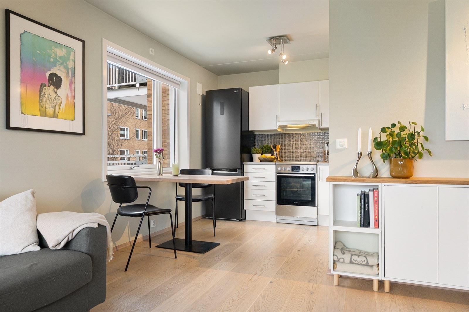 Her er det også god plass til et spisebord, perfekt for hyggelige måltider med venner og familie. Galleribilde