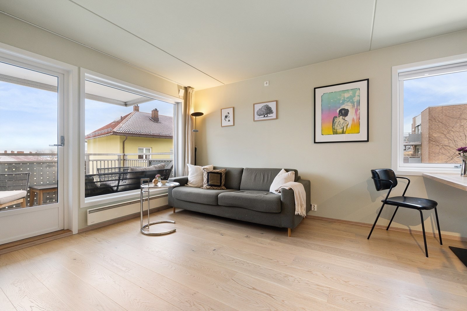 Leiligheten ble malt i 2022 og fikk ny enstavsparkett og eikelister i 2024. Galleribilde