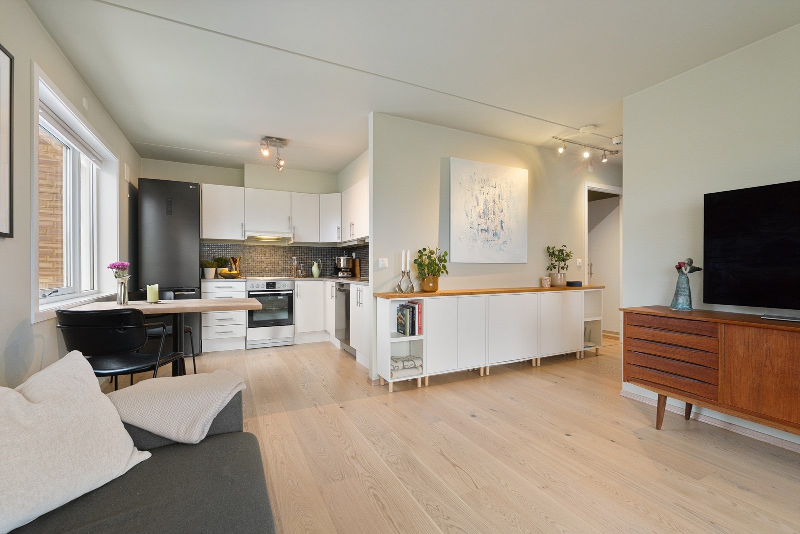 Leiligheten byr på en åpen stue/kjøkkenløsning. Galleribilde